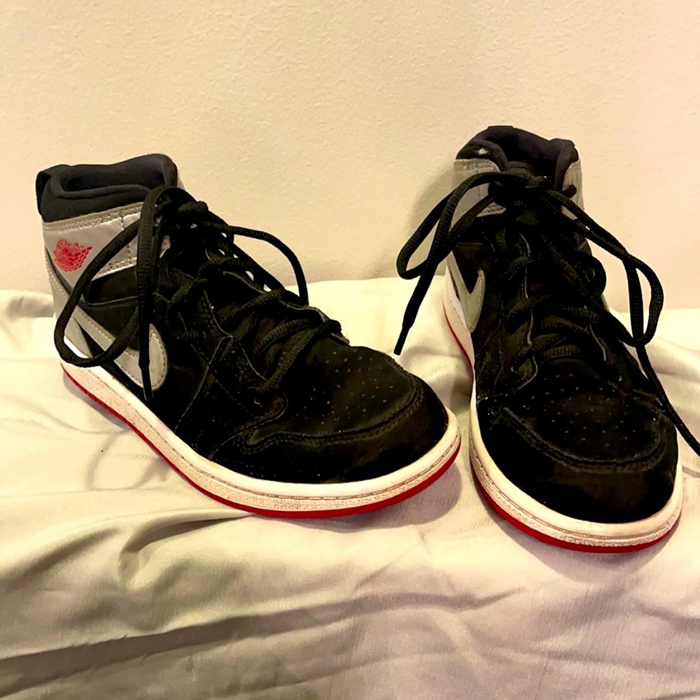 Air Jordan basketball shoes Size 2.5 Youth